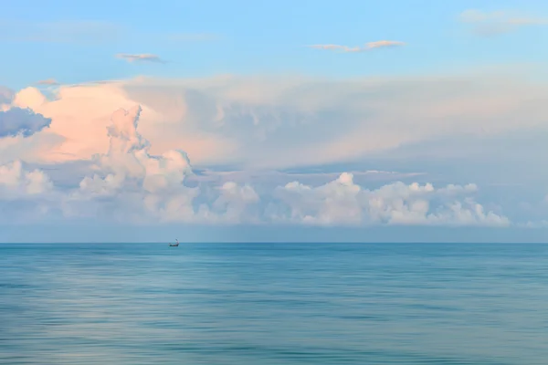 梦幻迷离的炽热日落海景背景 — 图库照片