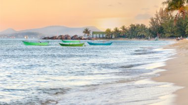 Rüya gibi parlayan günbatımı deniz manzarası