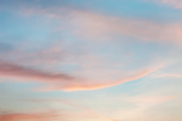 Fondo del cielo con una bonita nube puesta de sol — Foto de Stock