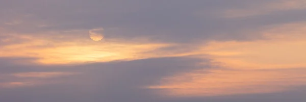 Sfondo del cielo con una bella nuvola al tramonto — Foto Stock