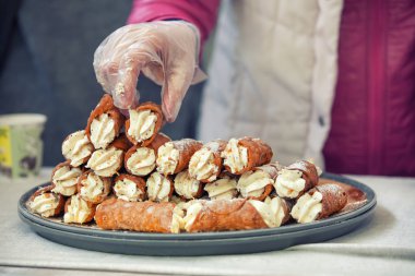 Cannoli yığının üstüne belgili tanımlık tepsi
