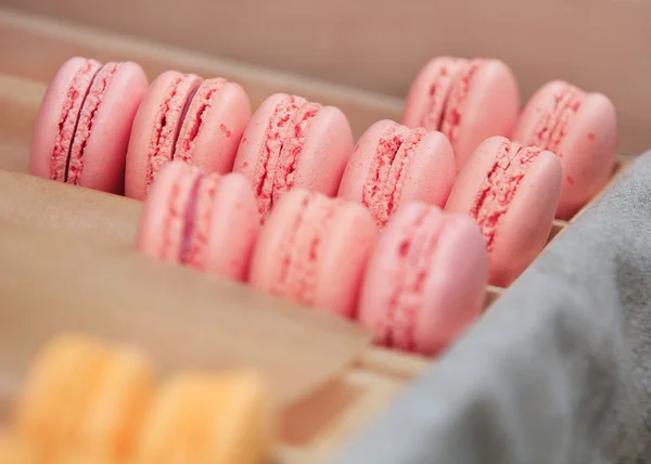 Macarons en gros plan dans une boîte — Photo