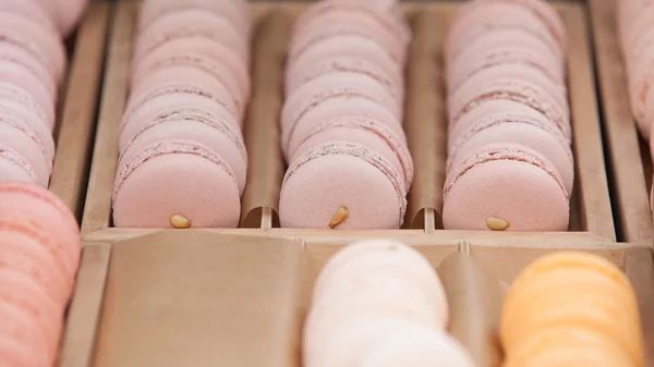 Macarons close-up em uma caixa — Fotografia de Stock