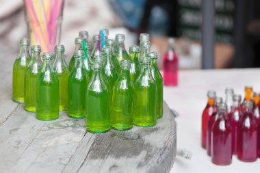 canlı içki cam şişelerde