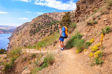 Dağlarda yürüyüş.