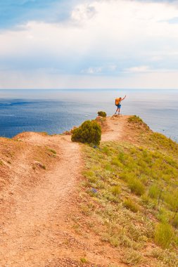 Dağlarda yürüyüş.