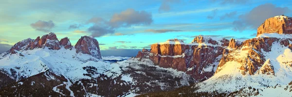 Paisaje invernal de altas montañas nevadas — Foto de Stock