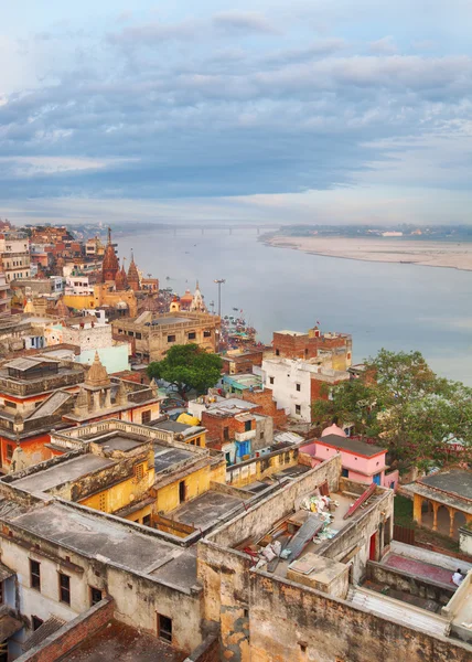 Çatıdan Varanasi üzerinden doğal görünüm — Stok fotoğraf