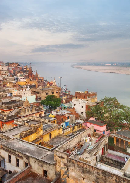 Schilderachtig uitzicht over Varanasi vanaf het dak — Stockfoto