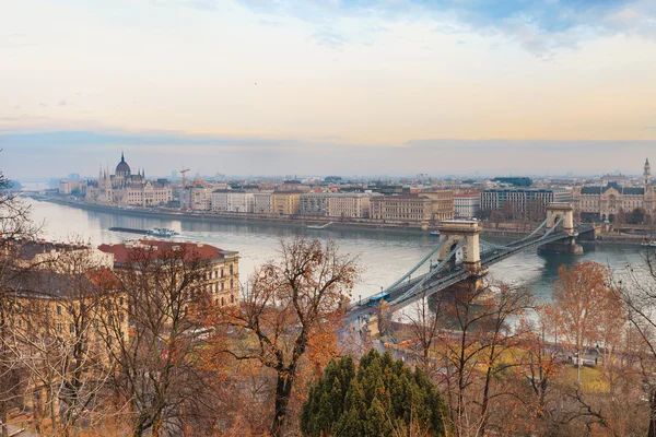 Aussichtspanorama von Budapest über Kettenbrücke — Stockfoto