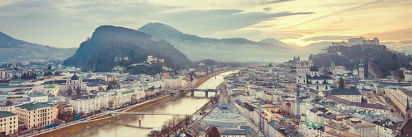 Vista al sorgere del sole della città storica di Salisburgo — Foto Stock