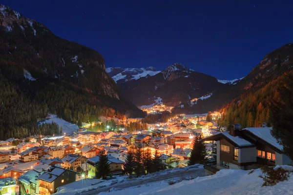 Paisagem de inverno de aldeia nas montanhas — Fotografia de Stock