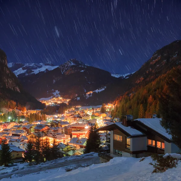 Paisagem de inverno de aldeia nas montanhas — Fotografia de Stock