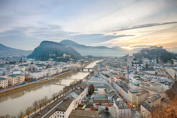 Sonnenaufgangsblick auf die historische Stadt salzburg — Stockfoto