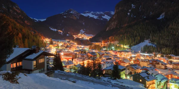 Paisagem de inverno de aldeia nas montanhas — Fotografia de Stock