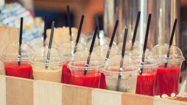 plastik bardaklarda canlı içki