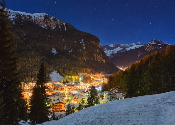 Winter landscape of village in the mountains — Stock Photo, Image