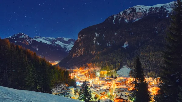 Winter landscape of village in the mountains — Stock Photo, Image