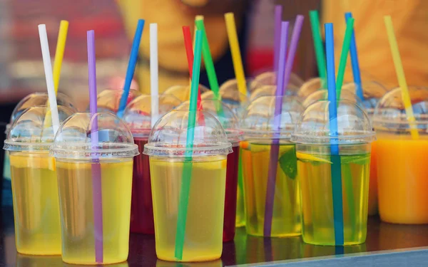 plastik bardaklarda canlı içki