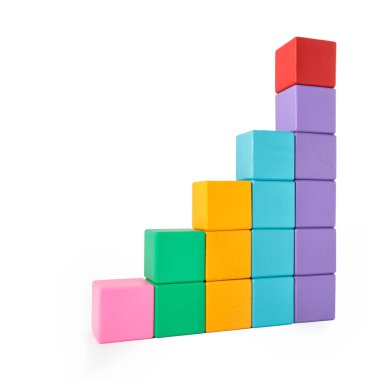 Beyaz arkaplanda tahta oyuncak blokları