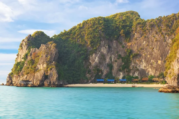 Incrível praia isolada de Halong Bay — Fotografia de Stock