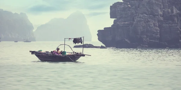 Dreamy seascape of Halong Bay — Stockfoto