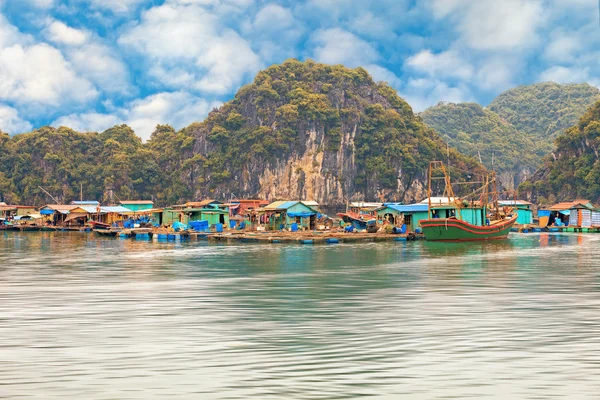 Asiático flutuante aldeia em Halong Bay — Fotografia de Stock