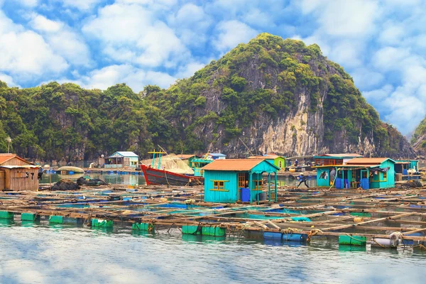 Ασιατικές πλωτό χωριό στο Halong Bay — Φωτογραφία Αρχείου