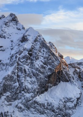 Yüksek karlı dağlar kış manzara