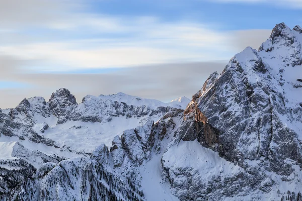 Winterlandschap van hoge besneeuwde bergen — Stockfoto