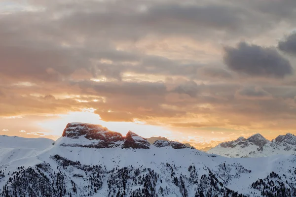 Winterlandschap van hoge besneeuwde bergen — Stockfoto