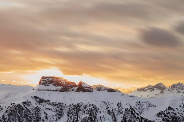 Winter landscape of high snowy mountains — Stock Photo, Image