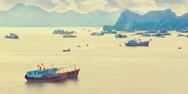 Paisaje marino de ensueño con auténticos barcos de colores —  Fotos de Stock