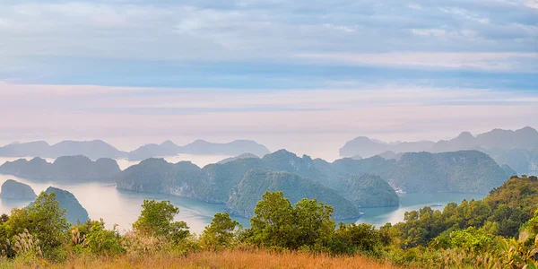 Uitzichtpunt panorama van Halong Bay — Stockfoto