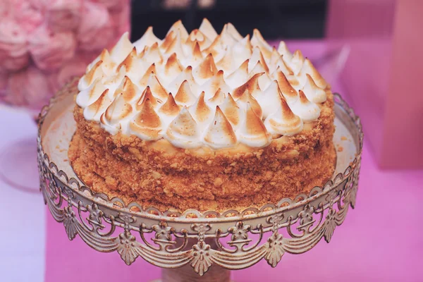 Napoleon taart gegarneerd met merengue — Stockfoto