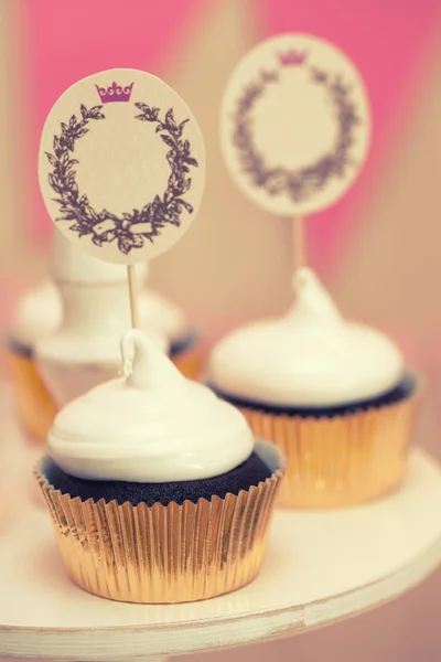 Buffet de vacaciones con cupcakes y lugar para el texto — Foto de Stock