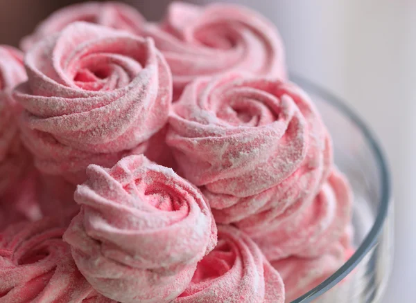 Tigela de vidro rosa marshmallow close-up — Fotografia de Stock