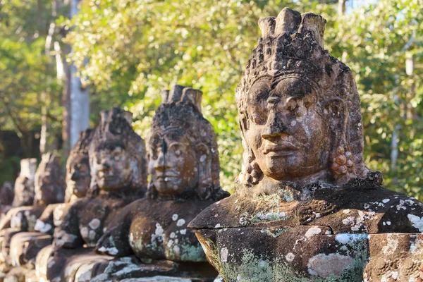 Prasat Bayon templo portão estátuas, Angkor, Camboja — Fotografia de Stock