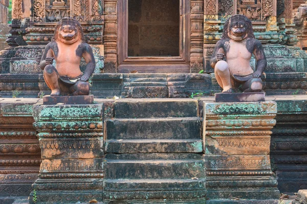 Banteay Srei templet Dvarapala statyer, Kambodja — Stockfoto