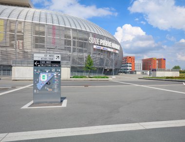 Görünümü yeni Pierre Mauroy Futbol Stadyumu ve yeni inşa otelleri 