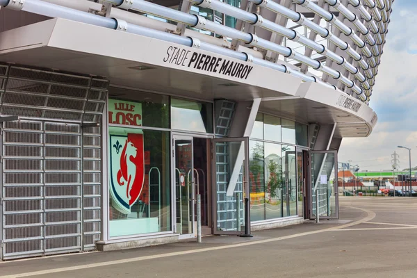 Vista del nuevo estadio de fútbol Pierre Mauroy y la tienda de fans de Lille Losc — Foto de Stock