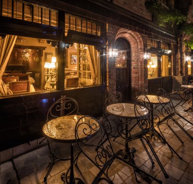 Bruges, Belçika eski ortaçağ kasabasında rahat Restoran gece görünümü
