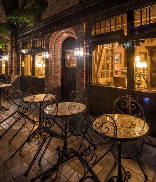 Vista nocturna del restaurante en el casco antiguo medieval Brujas, Bélgica — Foto de Stock