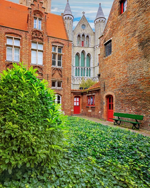 Oud Sint Janshospitaal y la Iglesia de Nuestra Señora — Foto de Stock