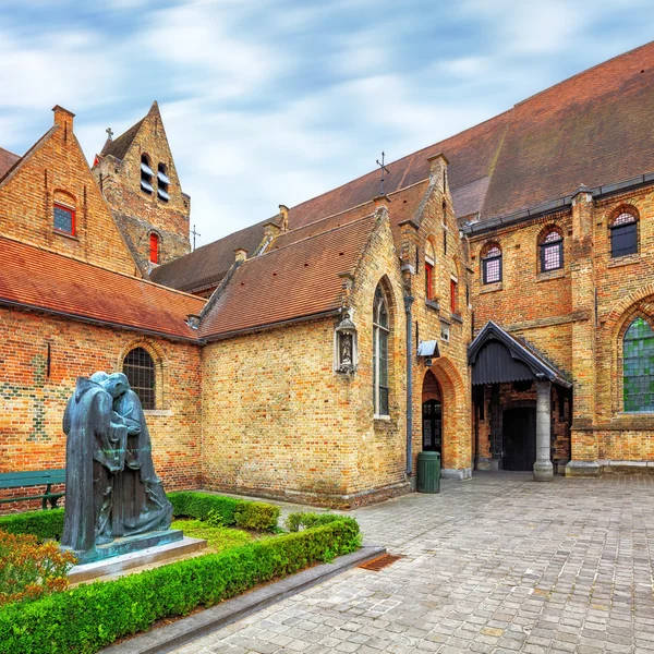 Brugge oud sint janshospitaal und die Kirche unserer Lieben Frau — Stockfoto