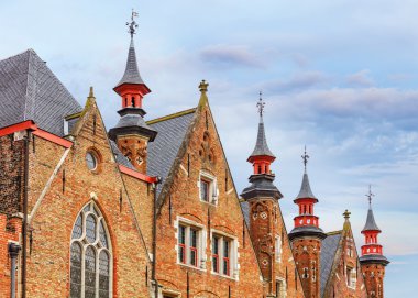 Çatılar ve spiers Bruges tarihi meydan