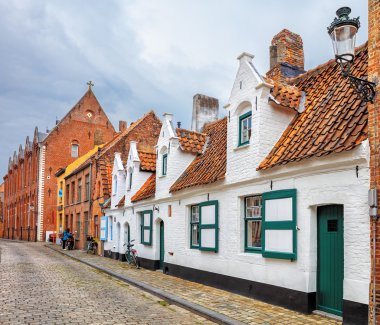 Çatılar ve spiers Bruges tarihi meydan