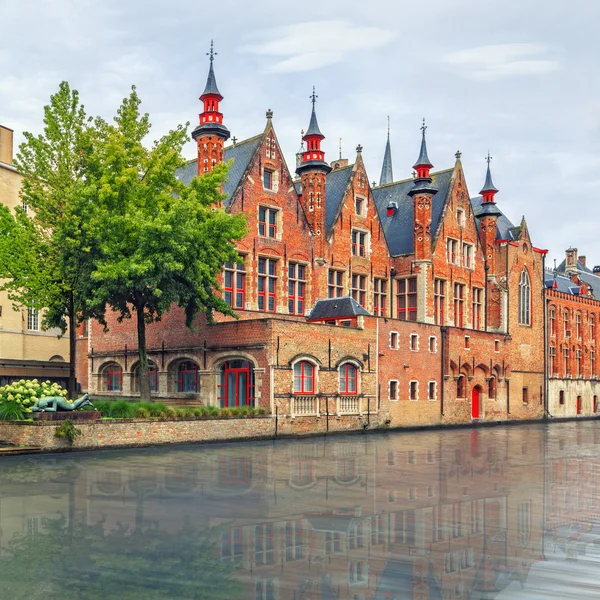 Bruges historische Häuser und Kanäle — Stockfoto