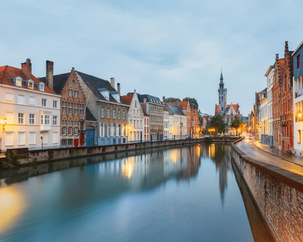 Jan van Eyck Square over de wateren van Spiegelrei, Brugge — Stockfoto