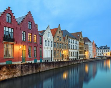 Çatılar ve spiers Bruges tarihi meydan